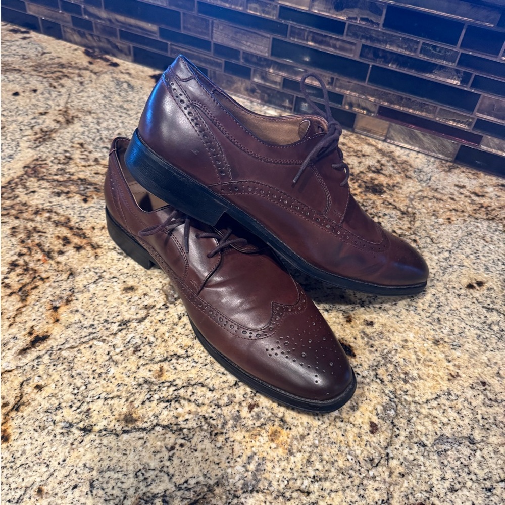 Kohl's Brown Oxfords with Polished Leather and Subtle Broguing - Picture 2 of 4